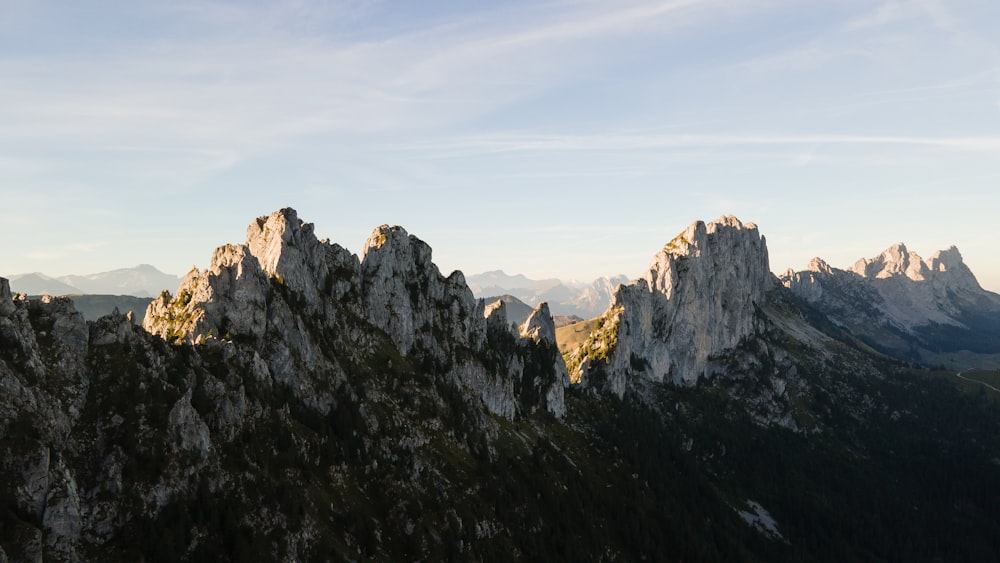 una vista di una catena montuosa da un punto di vista elevato