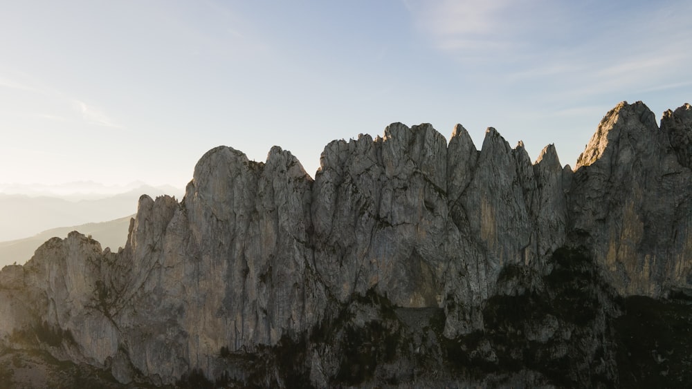 Un gruppo di rocce sulla cima di una montagna