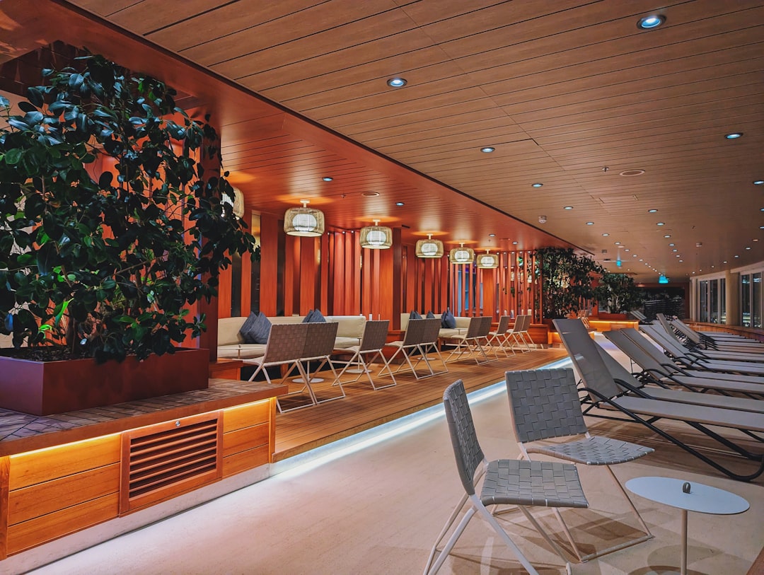 a row of chairs sitting next to each other in a room,