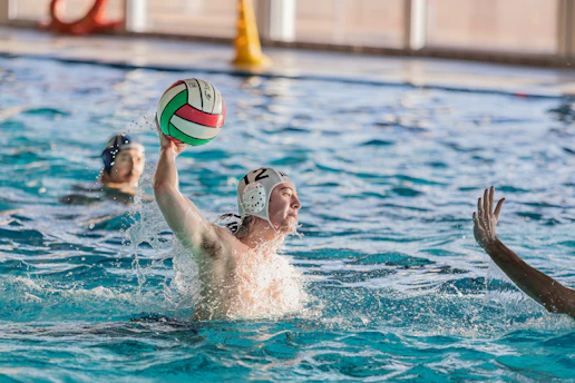 un groupe de personnes jouant au water-polo
