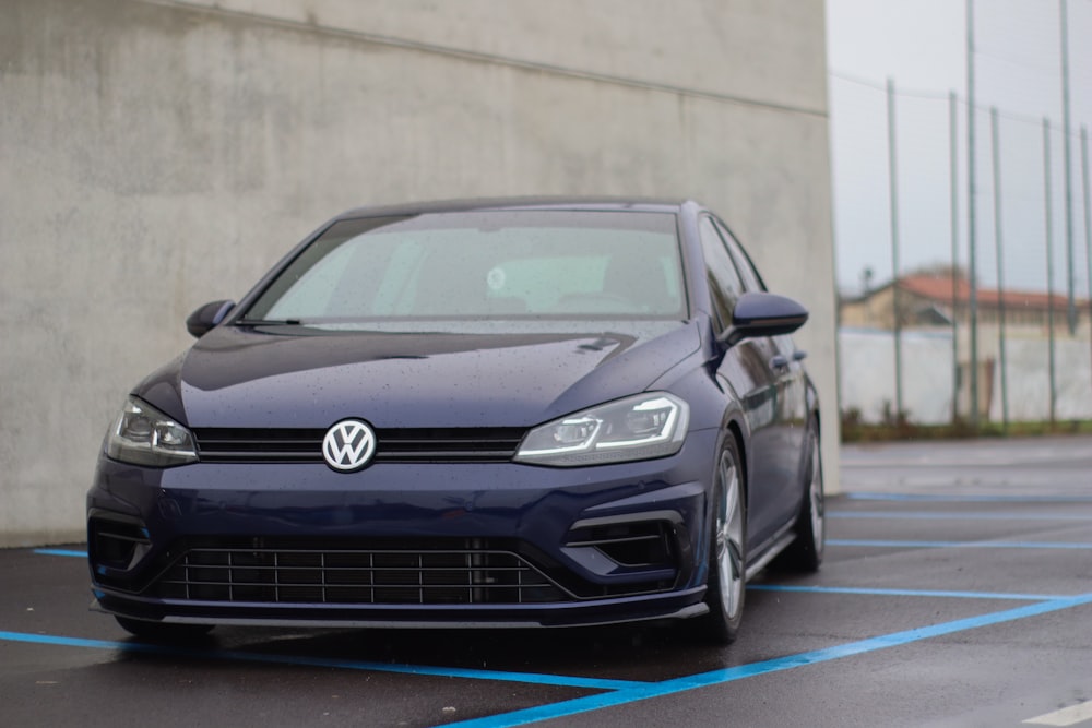 Une voiture Volkswagen bleue garée dans un parking