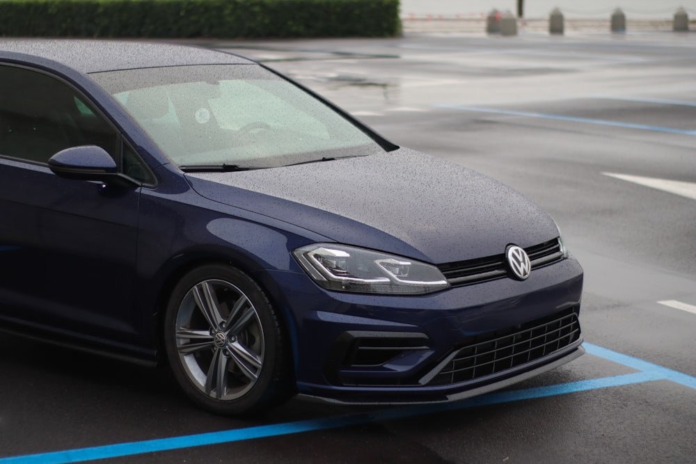 Ein blauer Volkswagen parkt auf einem Parkplatz