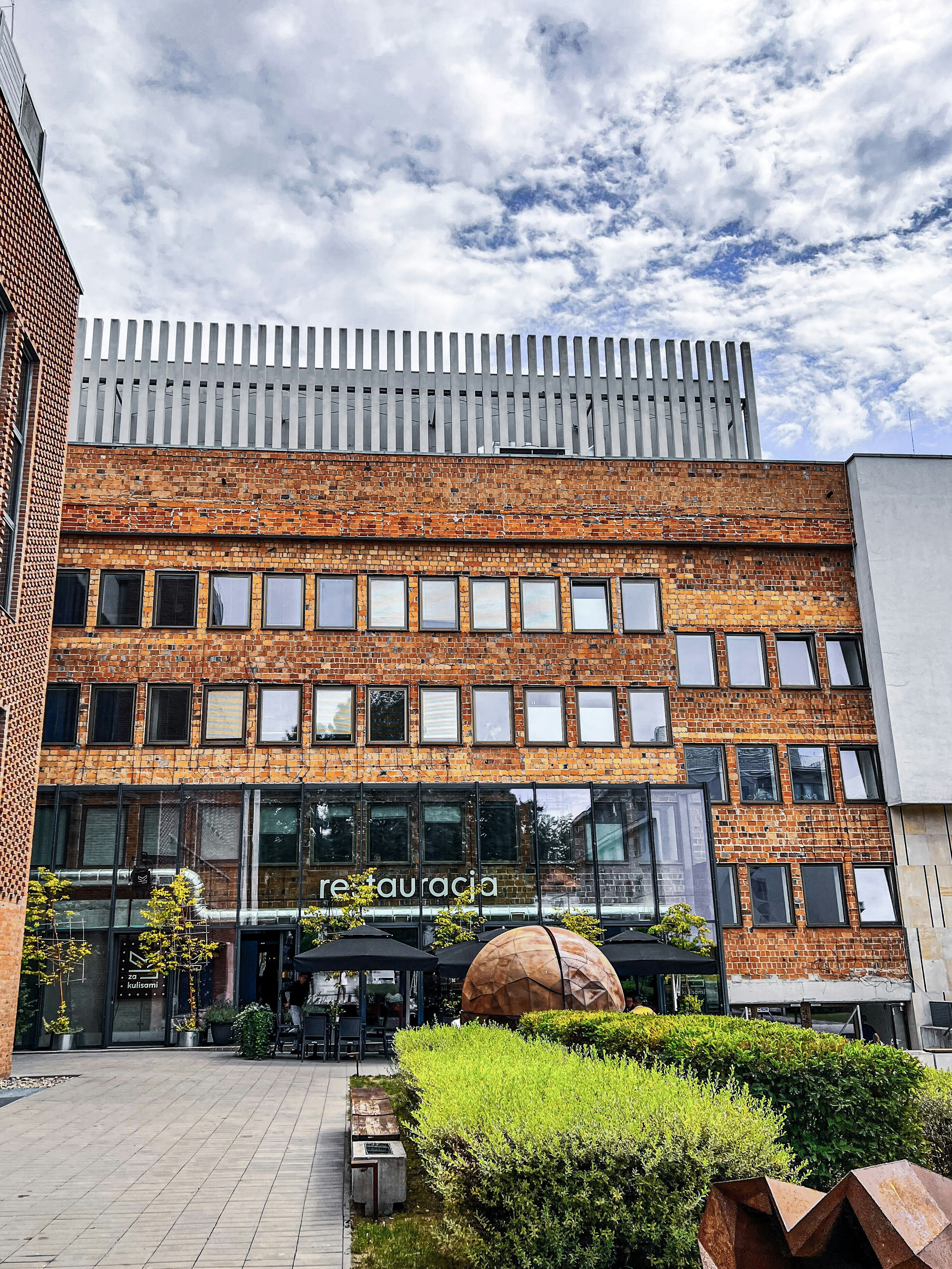 Duża wiata śmietnikowa w stylu nowoczesnej stodoły