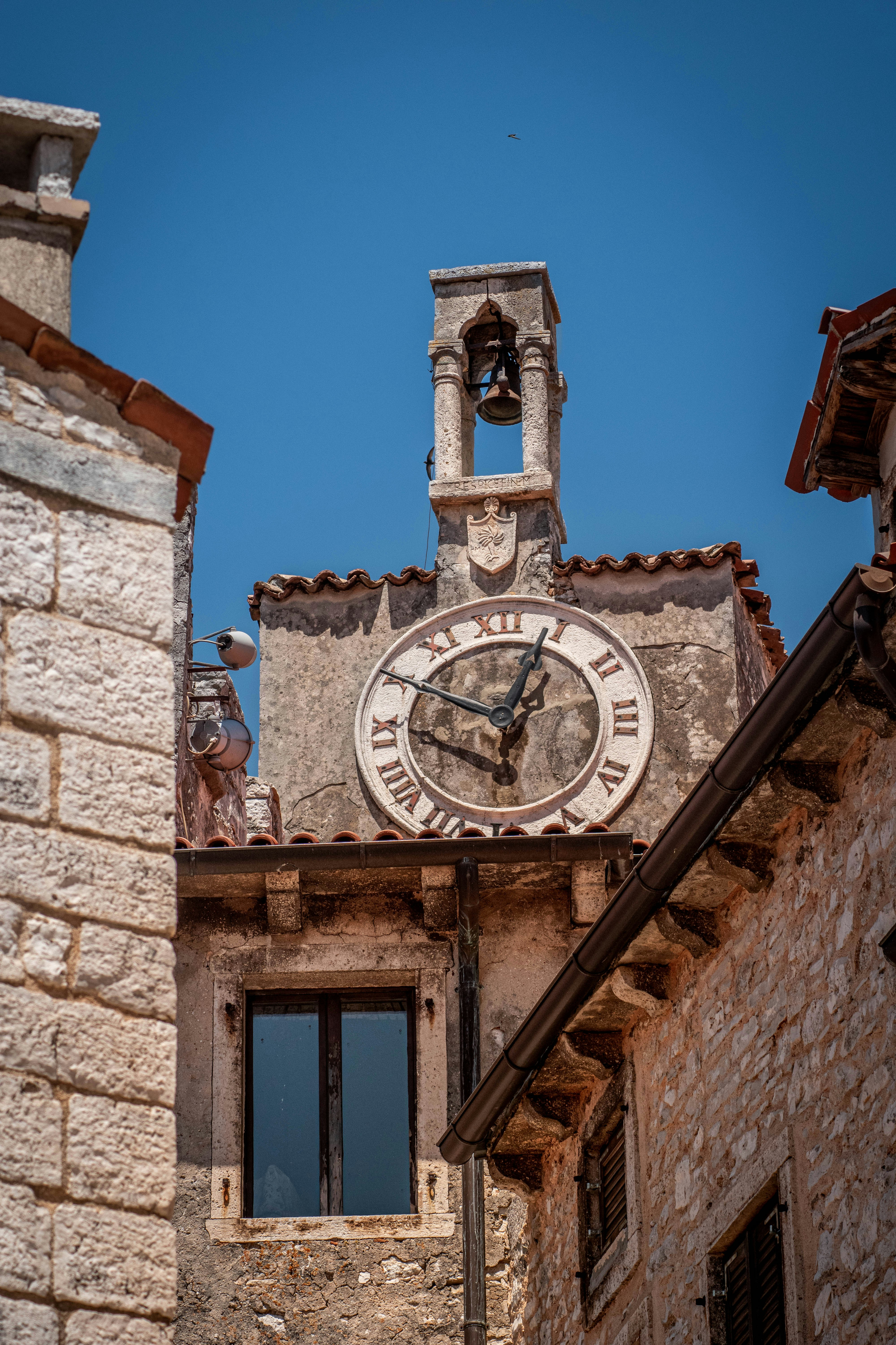 un grande orologio sul lato di un edificio