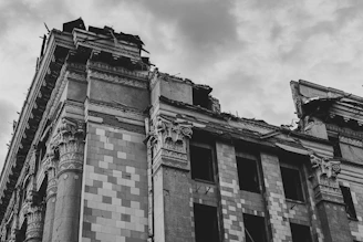 Black-and-white photo of Benin City’s palace ruins smoldering after the 1897 British expedition