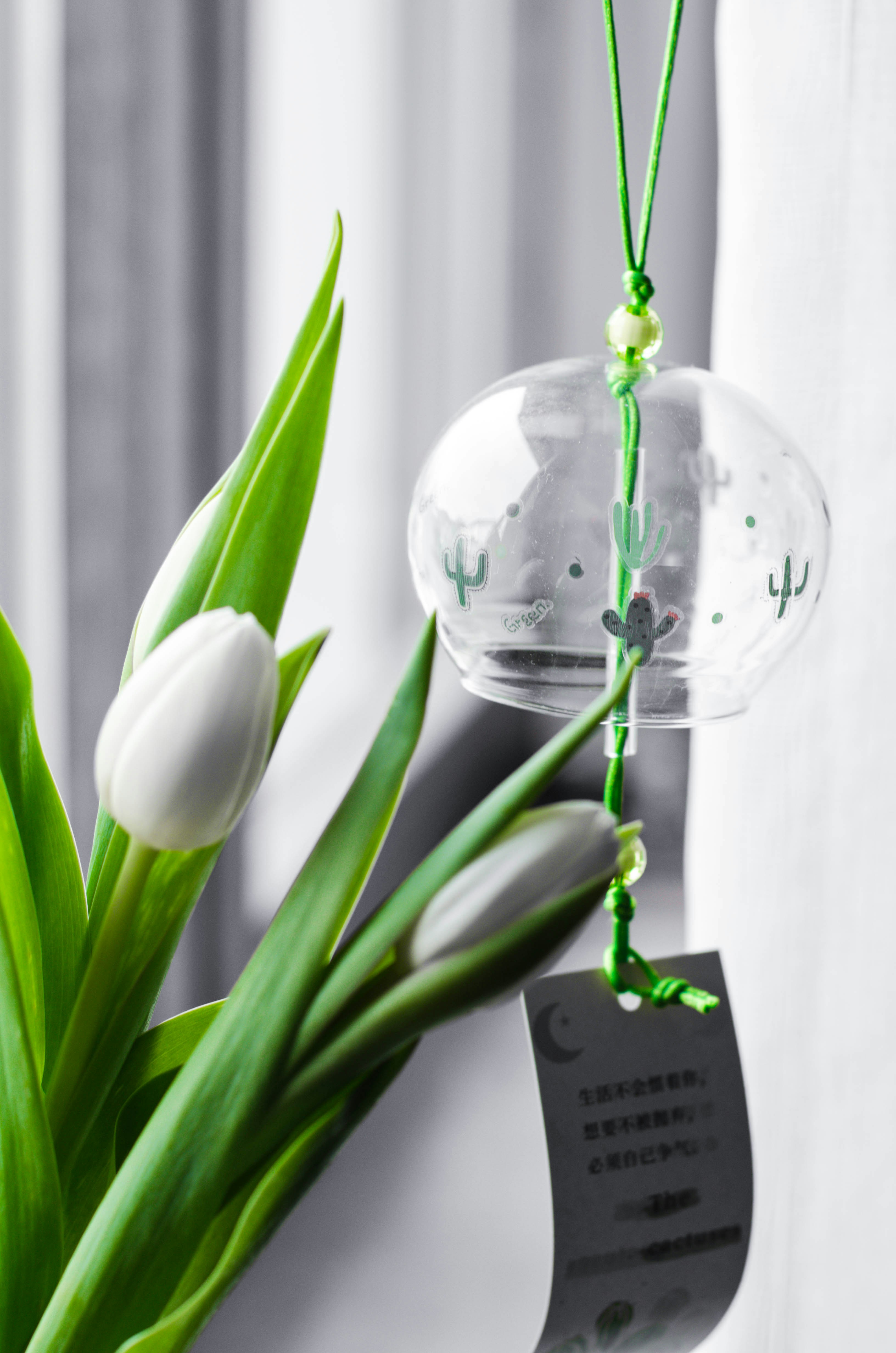 eine Vase mit Blumen, die an einem Haken hängen