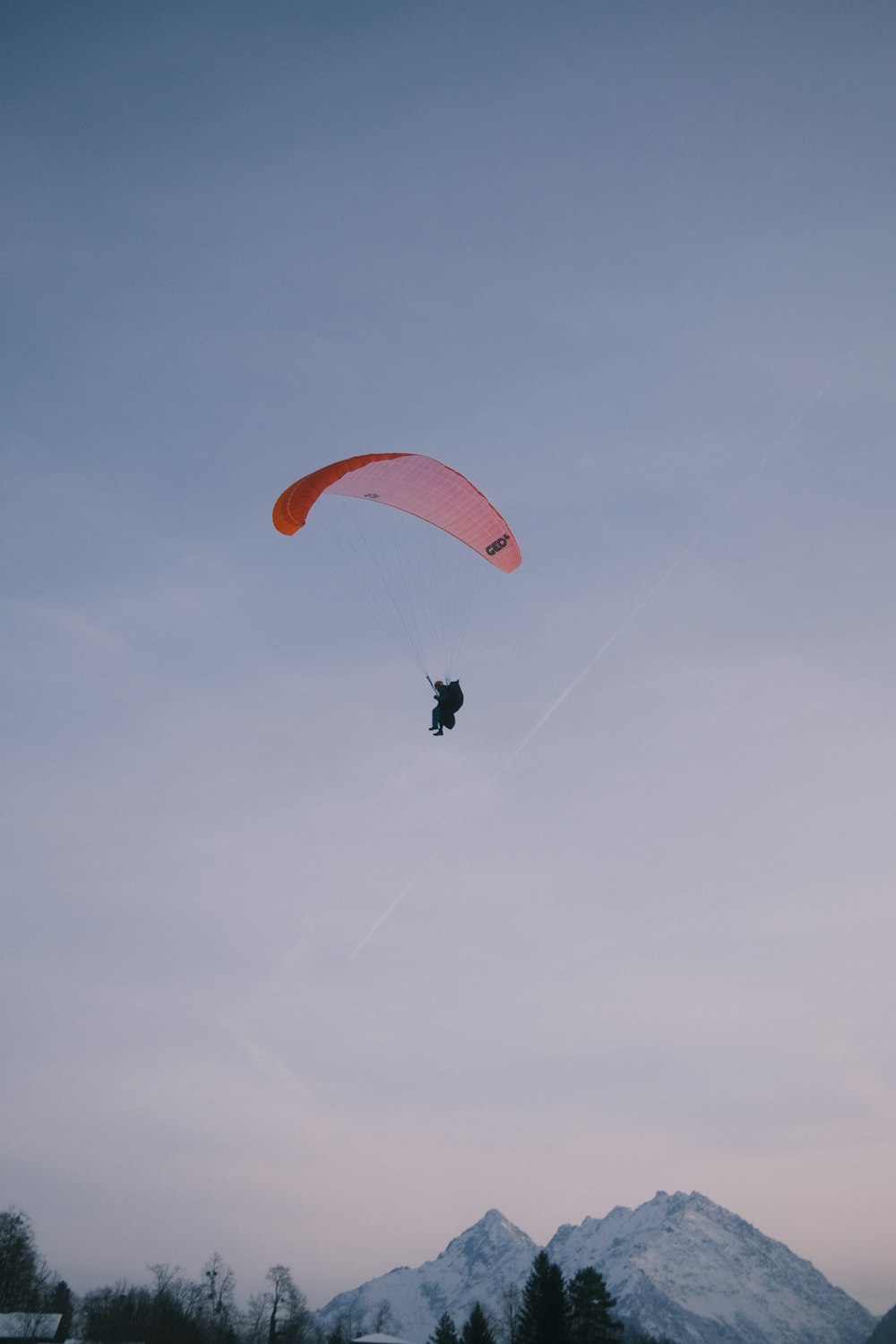 a person is para sailing in the sky