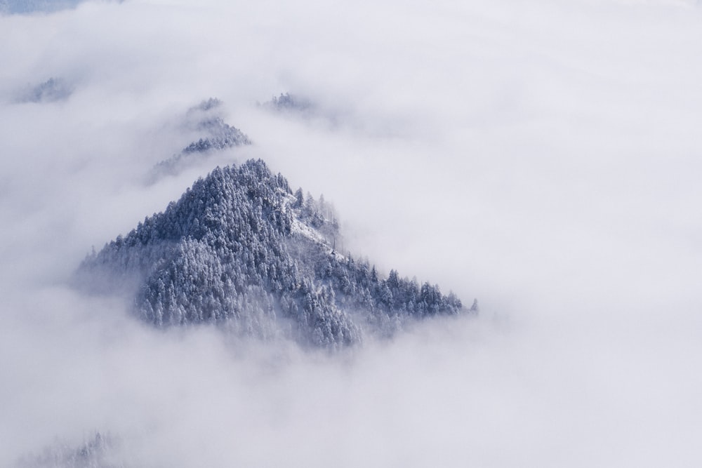 uma vista de uma montanha coberta de neve