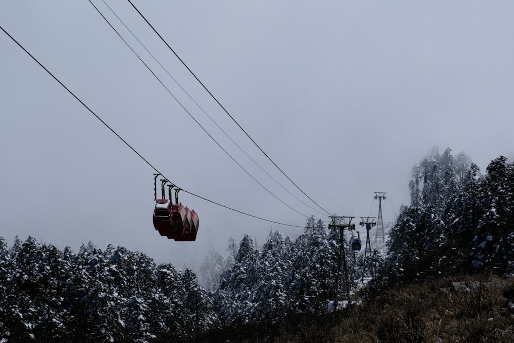 um teleférico subindo uma montanha nevada