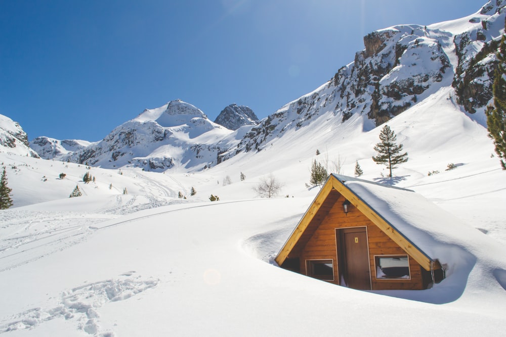 a cabin in the middle of a snowy mountain