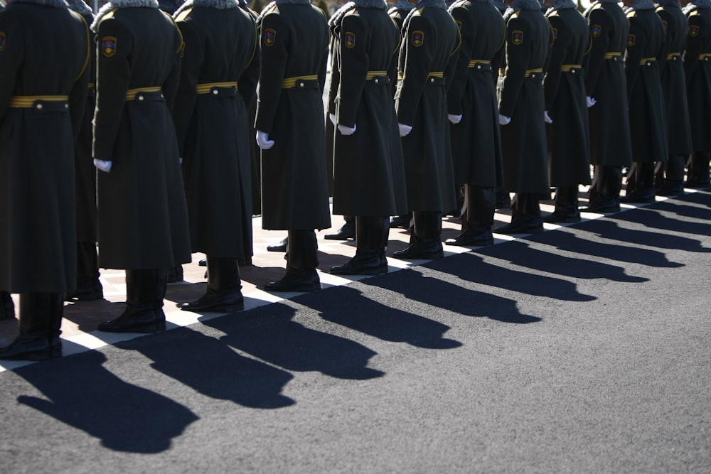 um grupo de homens de uniforme em pé em uma fila