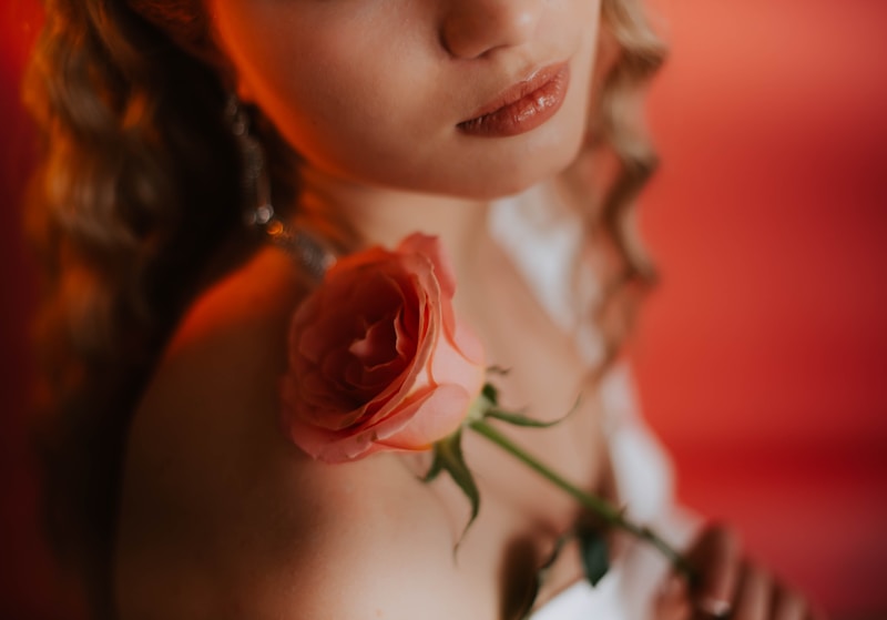 Cougar con rosa en el pelo