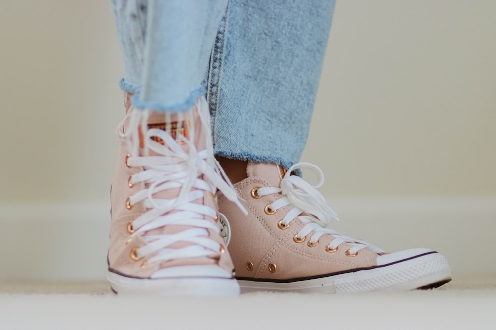 Foto Una persona con zapatillas converse rosas y jeans – Imagen Tenis  gratis en Unsplash