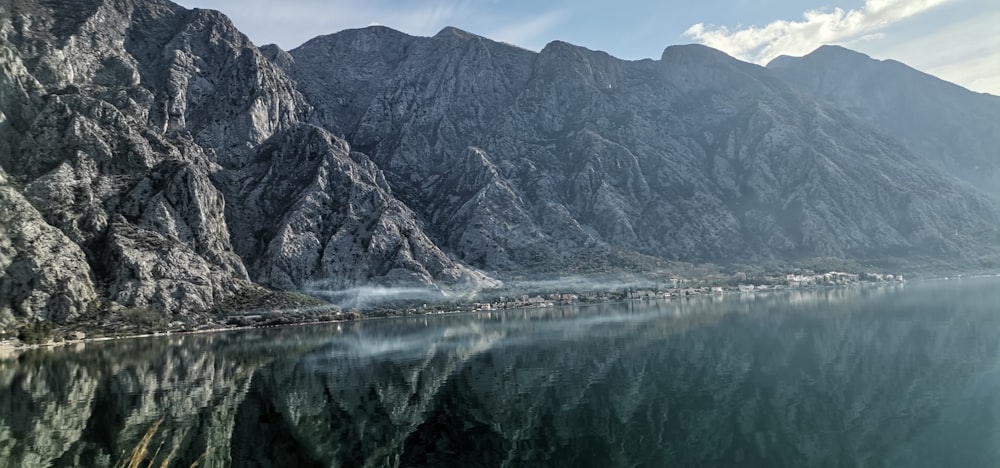 un grand plan d’eau entouré de montagnes