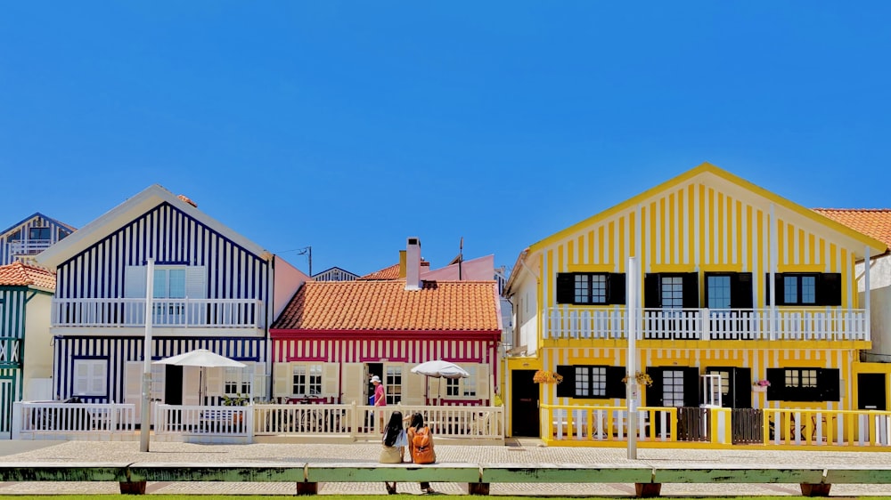 Una hilera de casas coloridas sentadas una al lado de la otra