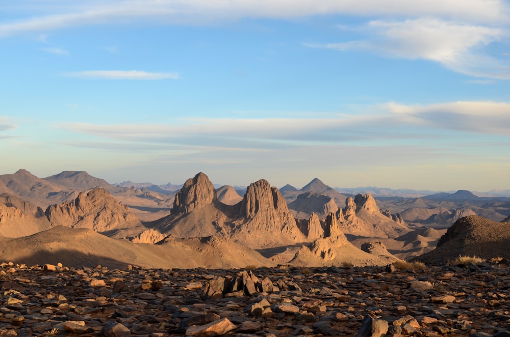 uma paisagem rochosa com montanhas à distância