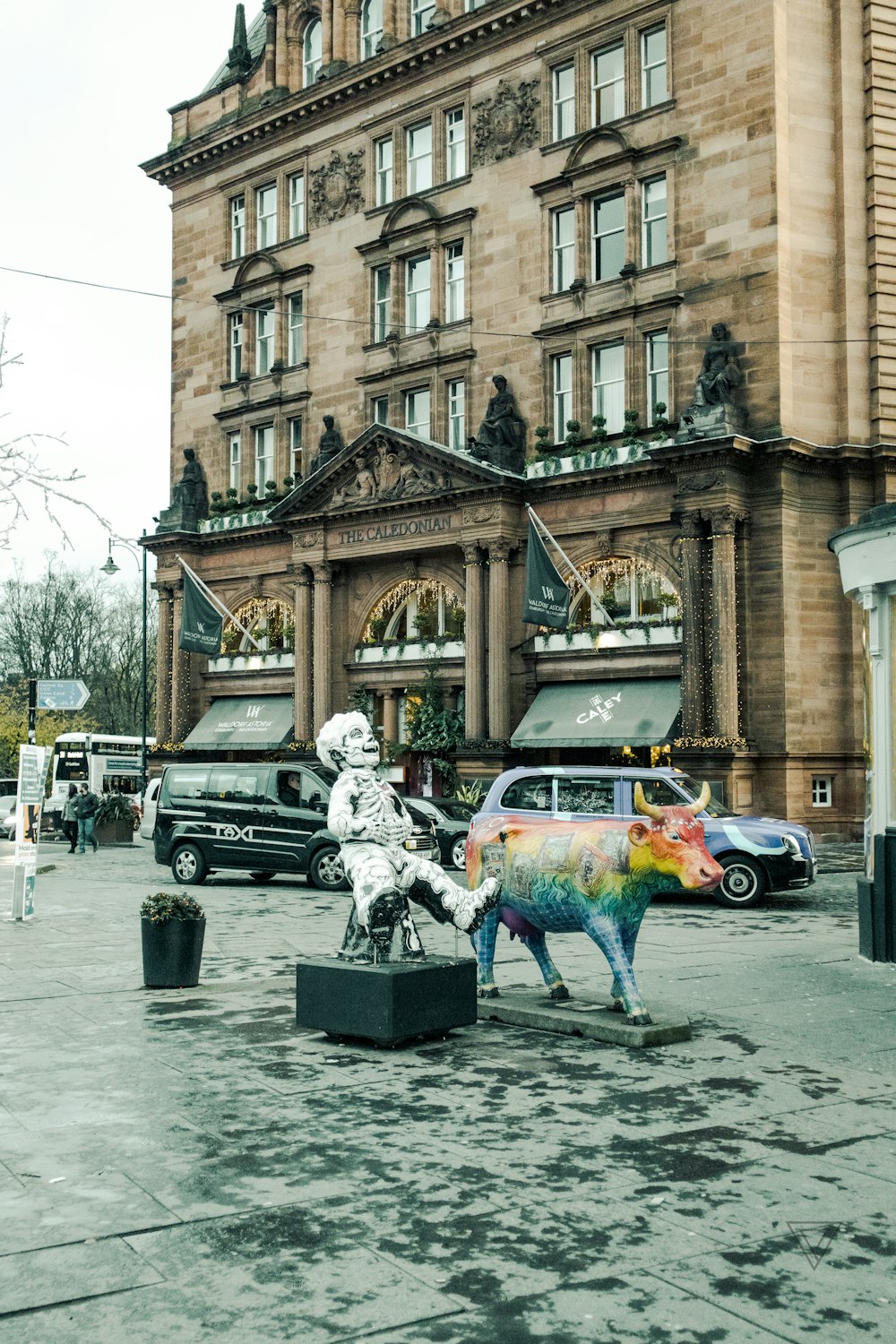 une statue d’une vache devant un bâtiment