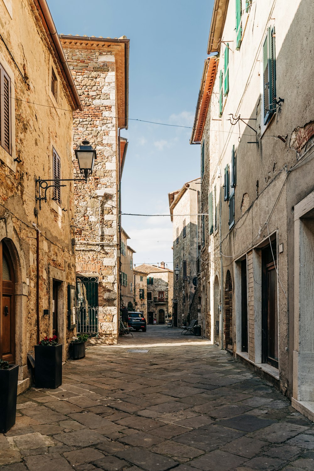 Una strada di ciottoli in una piccola città