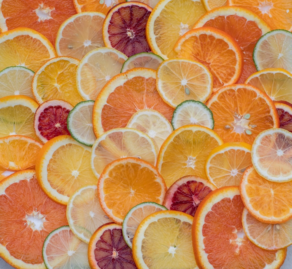 ein Bündel Orangen und Zitronen in zwei Hälften geschnitten