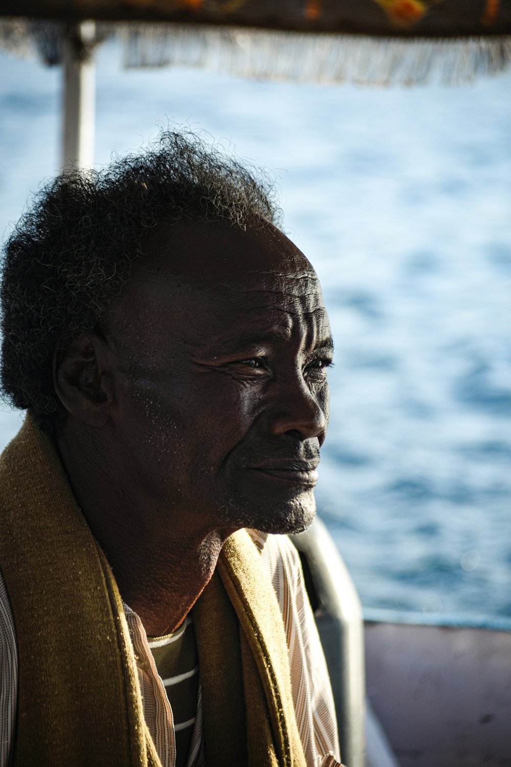 Ein Mann sitzt auf einem Boot im Wasser