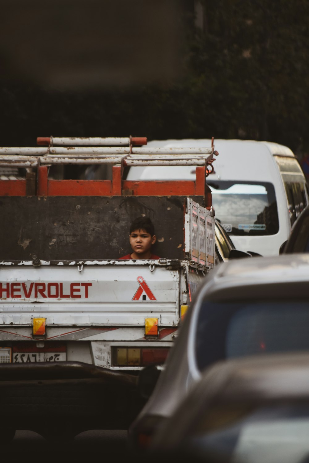Ein LKW mit einem Kind hinten