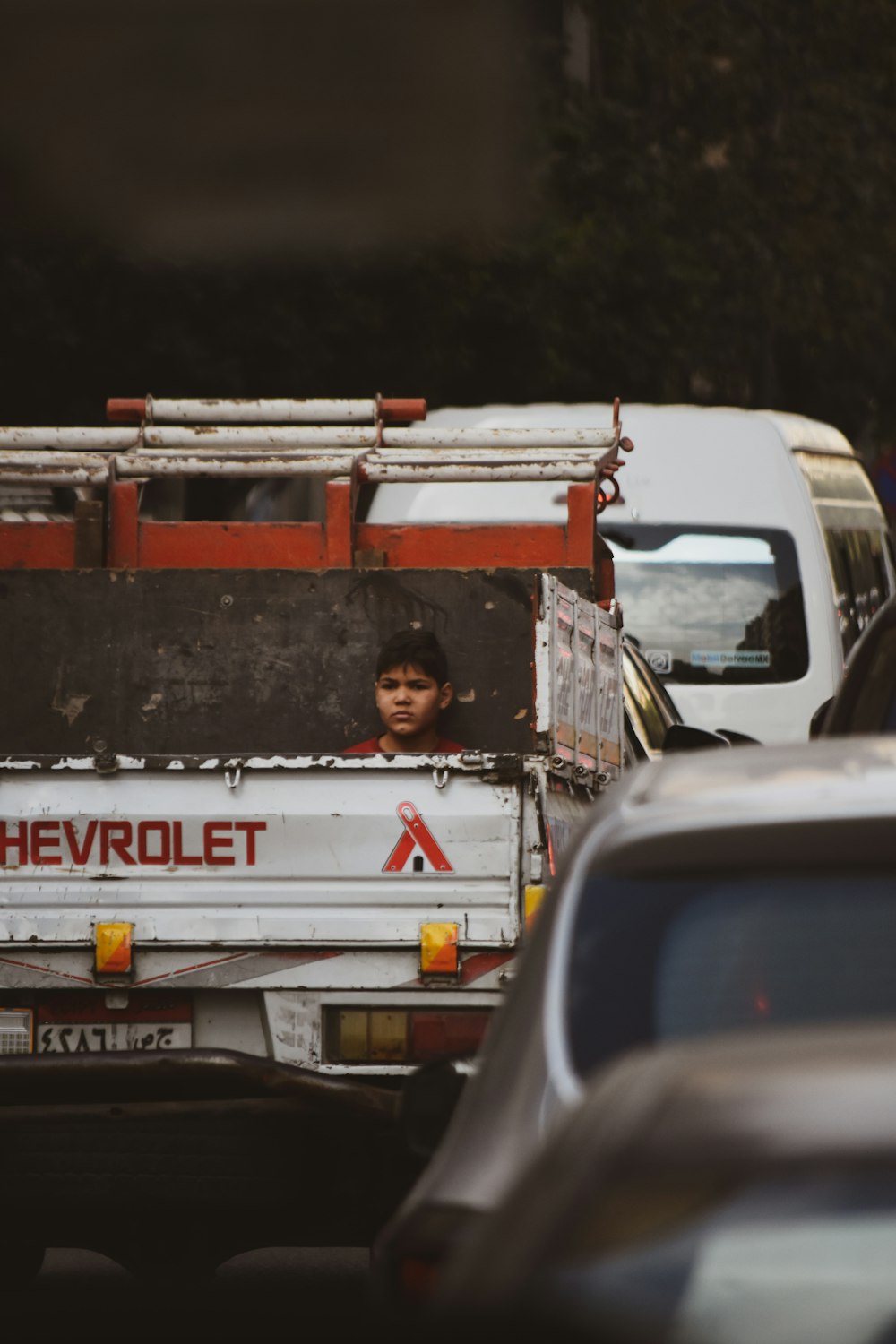 um caminhão com uma criança na parte de trás dele