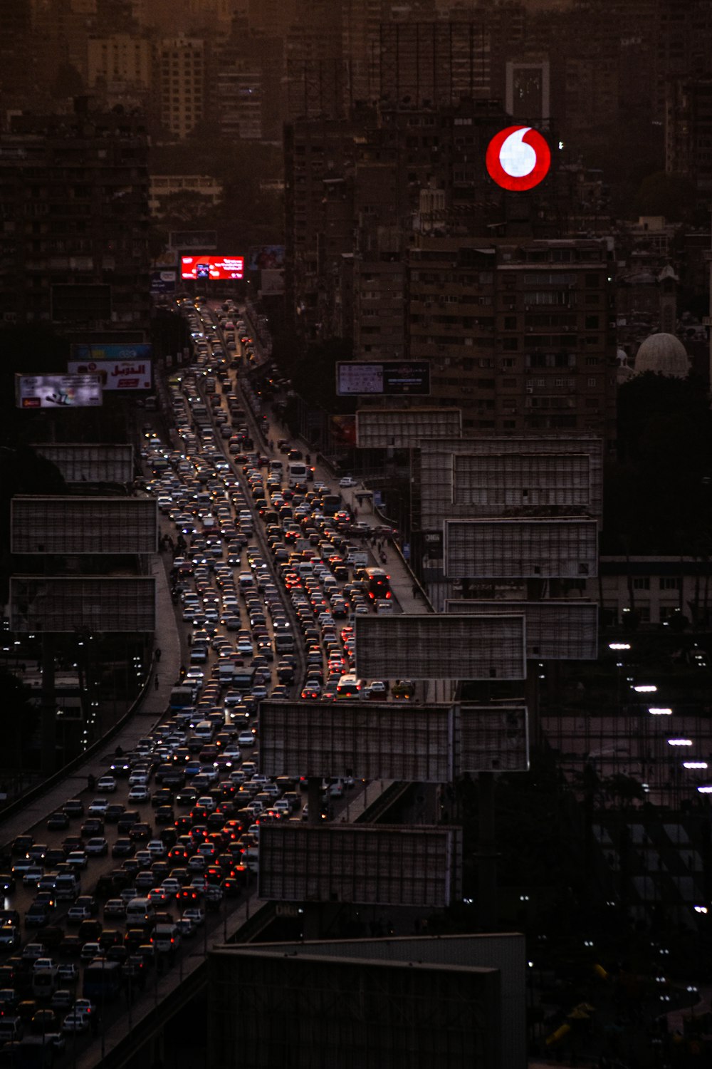 Une rue de la ville remplie de beaucoup de circulation