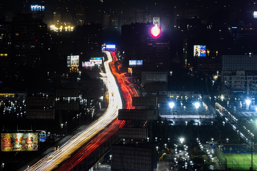 Una calle de la ciudad por la noche con un semáforo en rojo