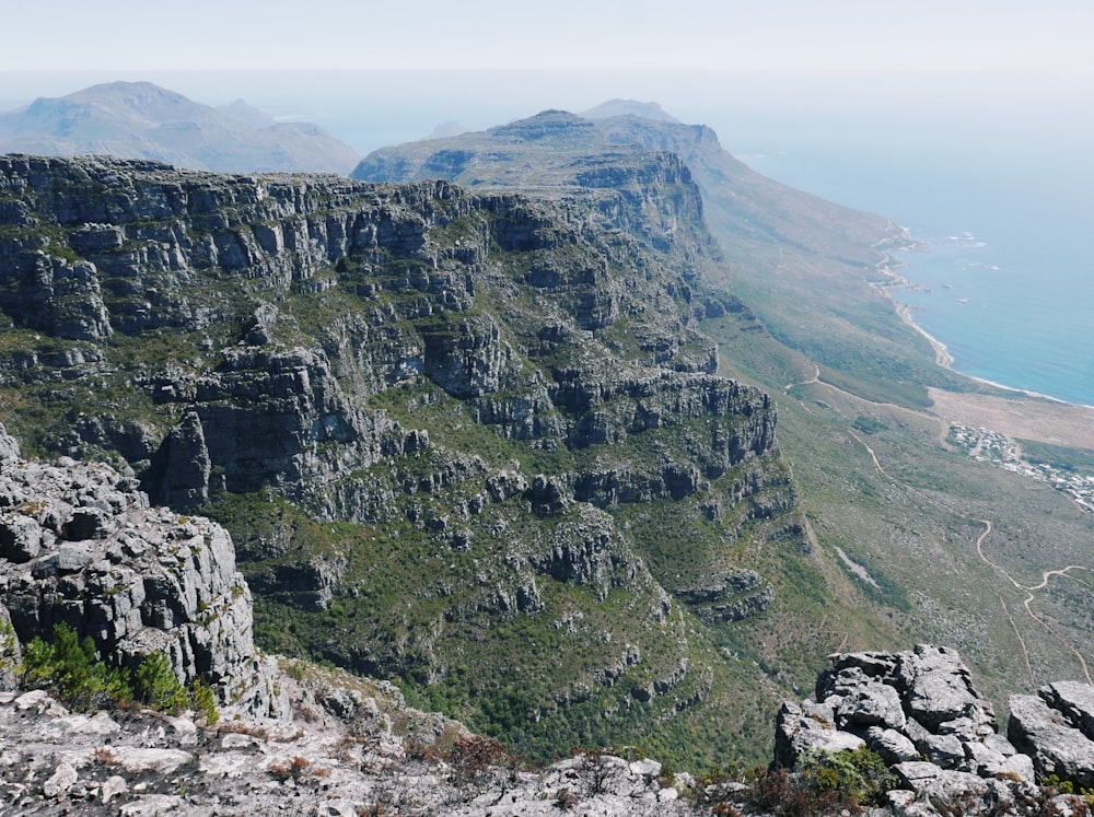 une vue d’une chaîne de montagnes avec un plan d’eau au loin