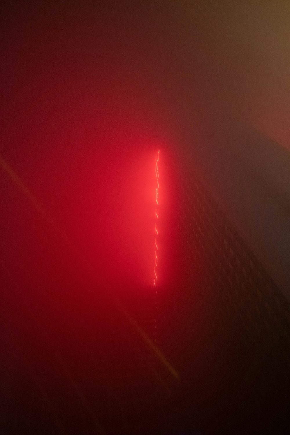 Foto zum Thema Ein rotes Licht leuchtet hell im Dunkeln – Kostenloses Bild  zu Licht auf Unsplash
