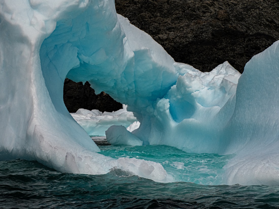 Lodowa brama nad wodą
