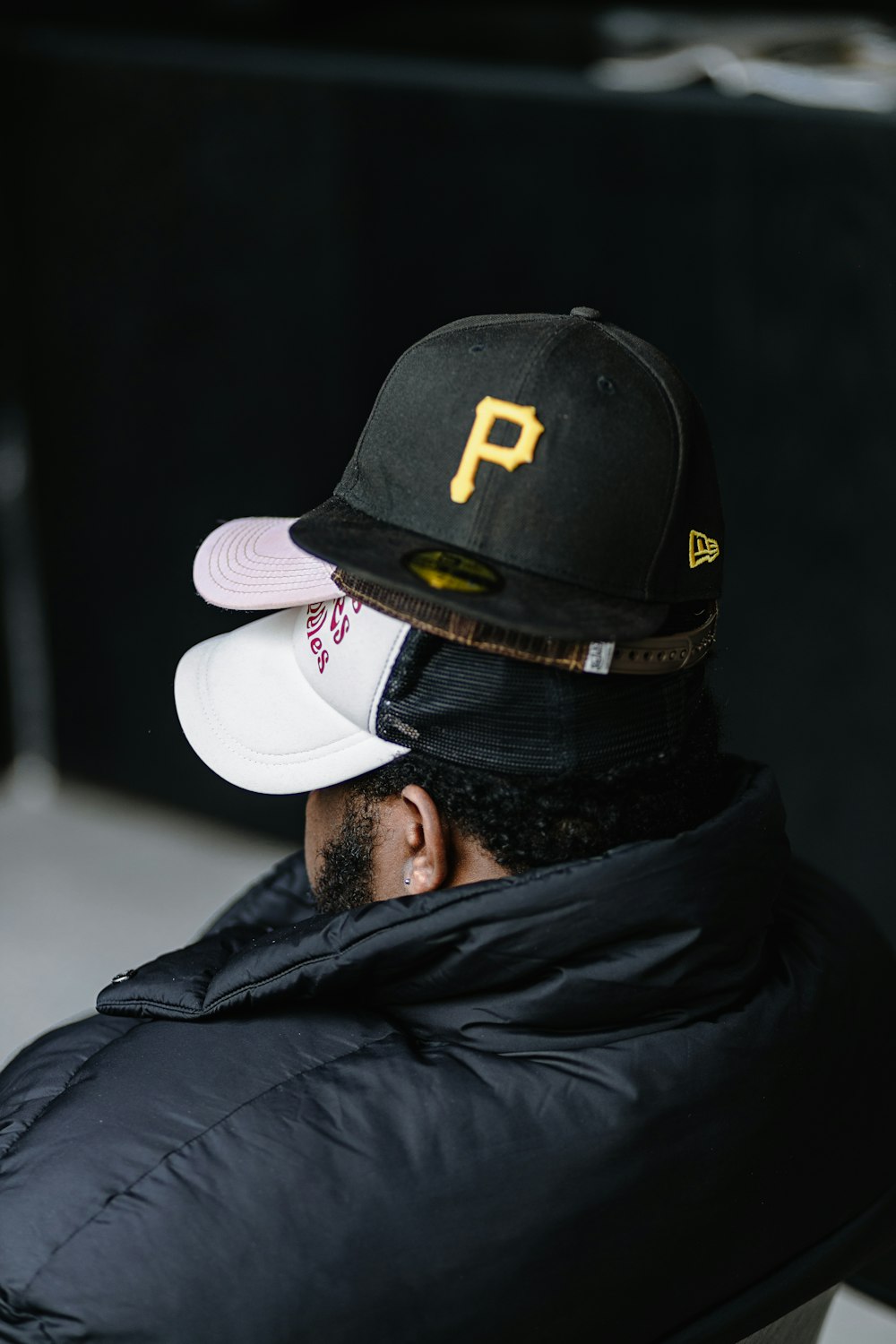 un homme portant un chapeau noir avec un P jaune dessus photo – Photo  Chypre Gratuite sur Unsplash