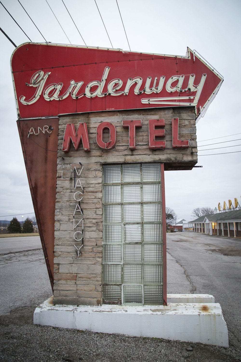 a sign for a motel on the side of the road