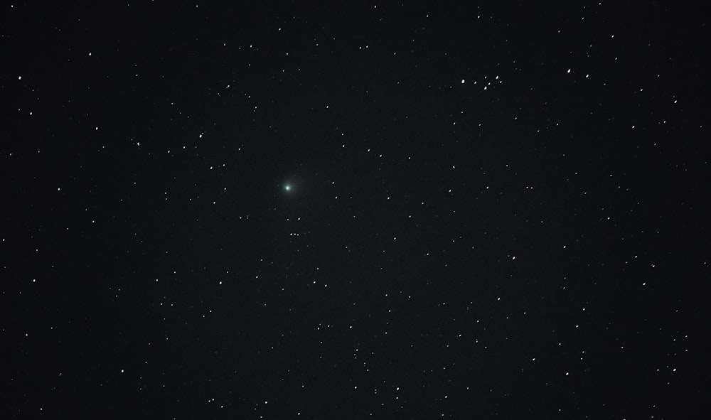 Una estrella brillante brilla en el cielo nocturno