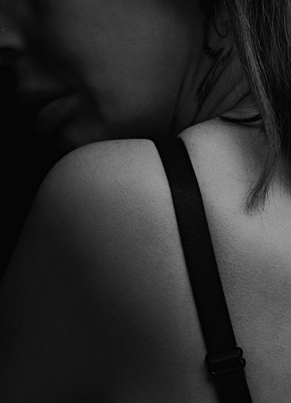 une photo en noir et blanc du dos d’une femme