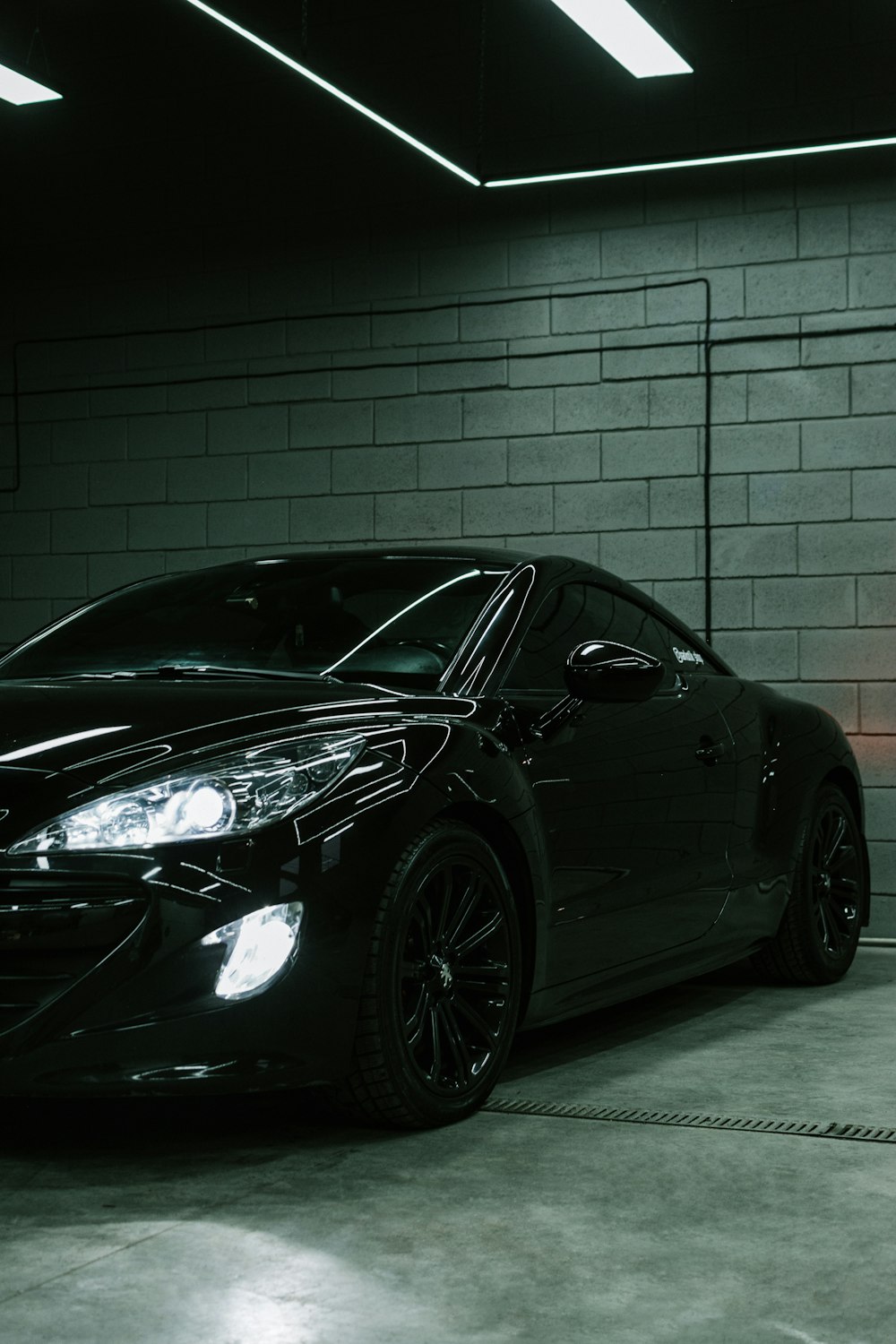 um carro esportivo preto estacionado em uma garagem