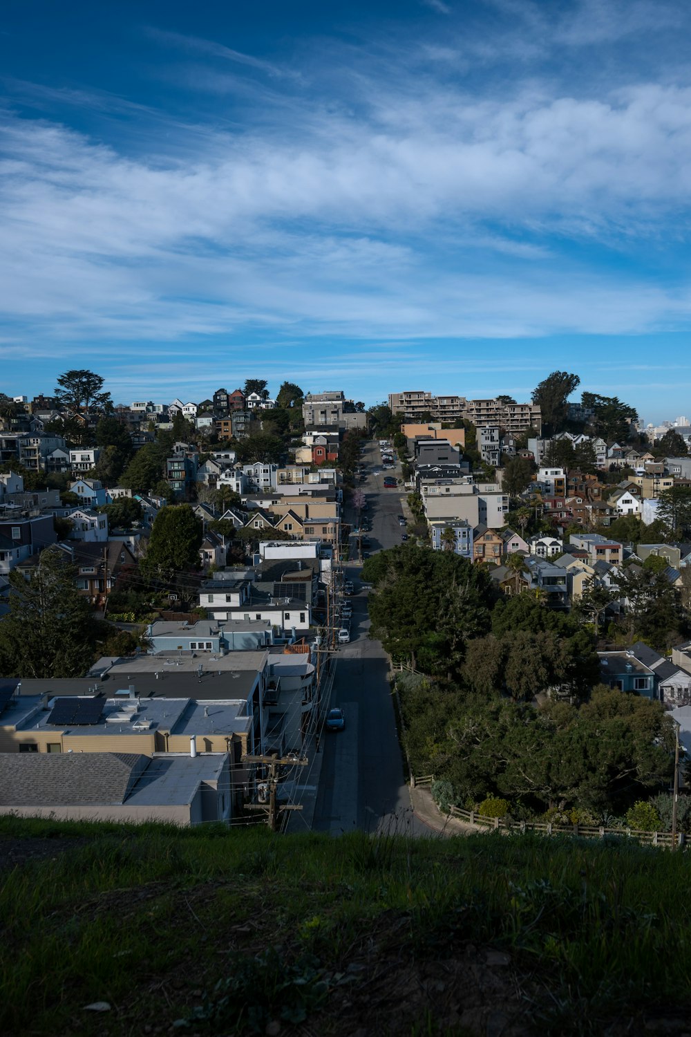 Une vue d’une ville depuis le sommet d’une colline