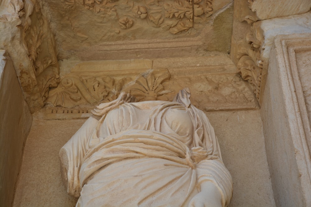 uma estátua de uma pessoa deitada no chão