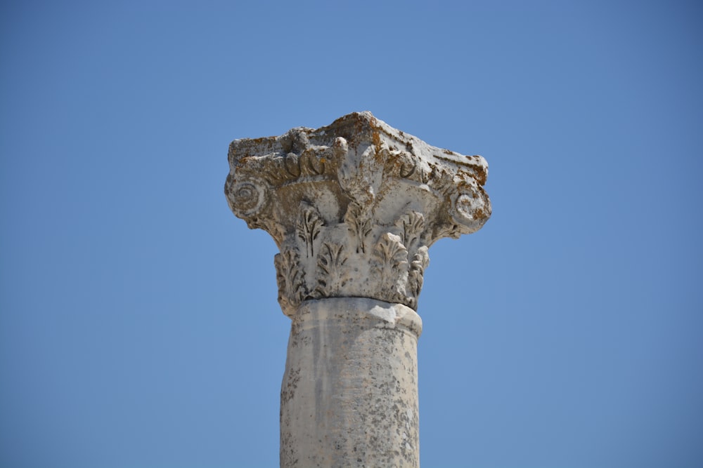 Nahaufnahme einer Steinsäule mit Himmelshintergrund