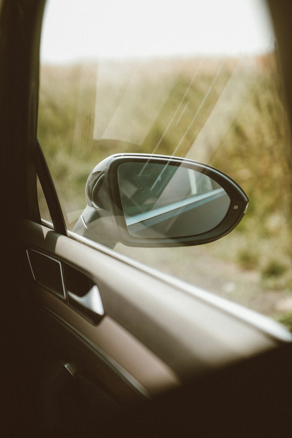 a car's side view mirror is shown in the side view mirror