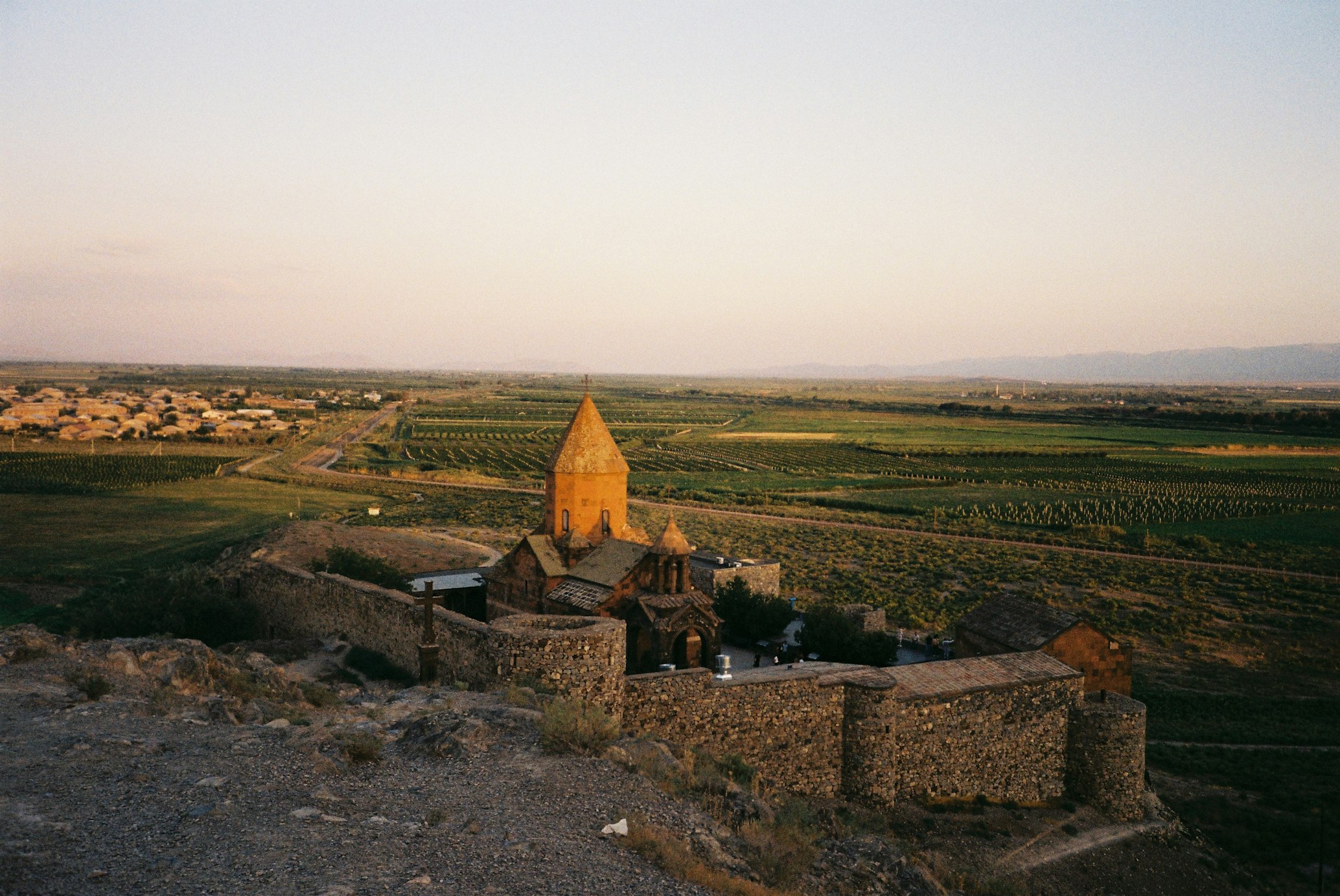 monastero di Khor Virap visto dall'alto al tramonto