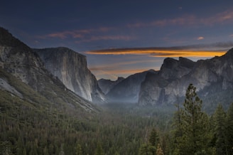 A scenic view of Chapada Diamantina's mountains during sunset, highlighting natural beauty.