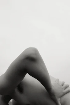 Elegant photo focusing on a woman’s hips and waist, emphasizing balanced, natural curves.
