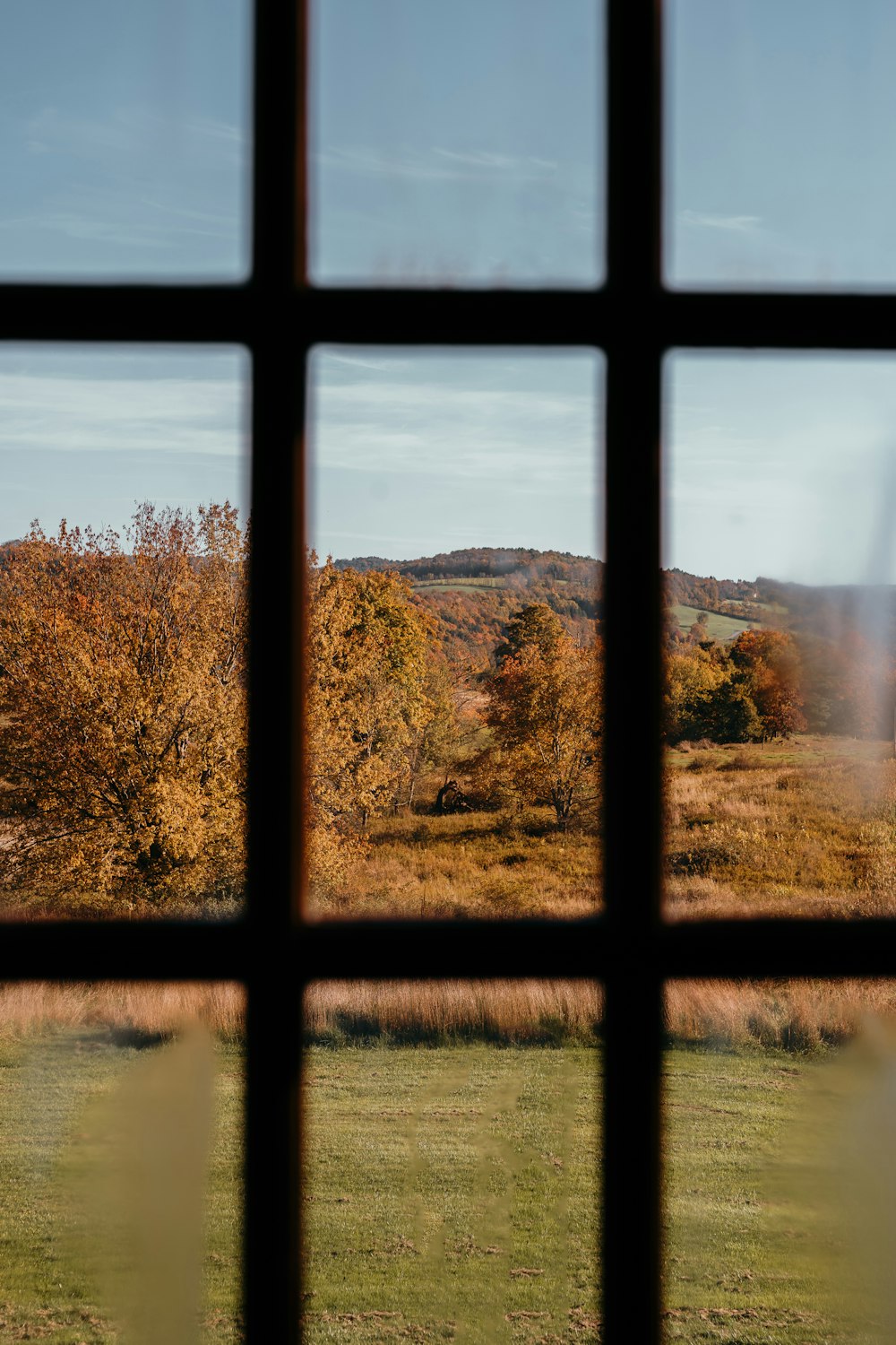 Vista di un campo attraverso una finestra