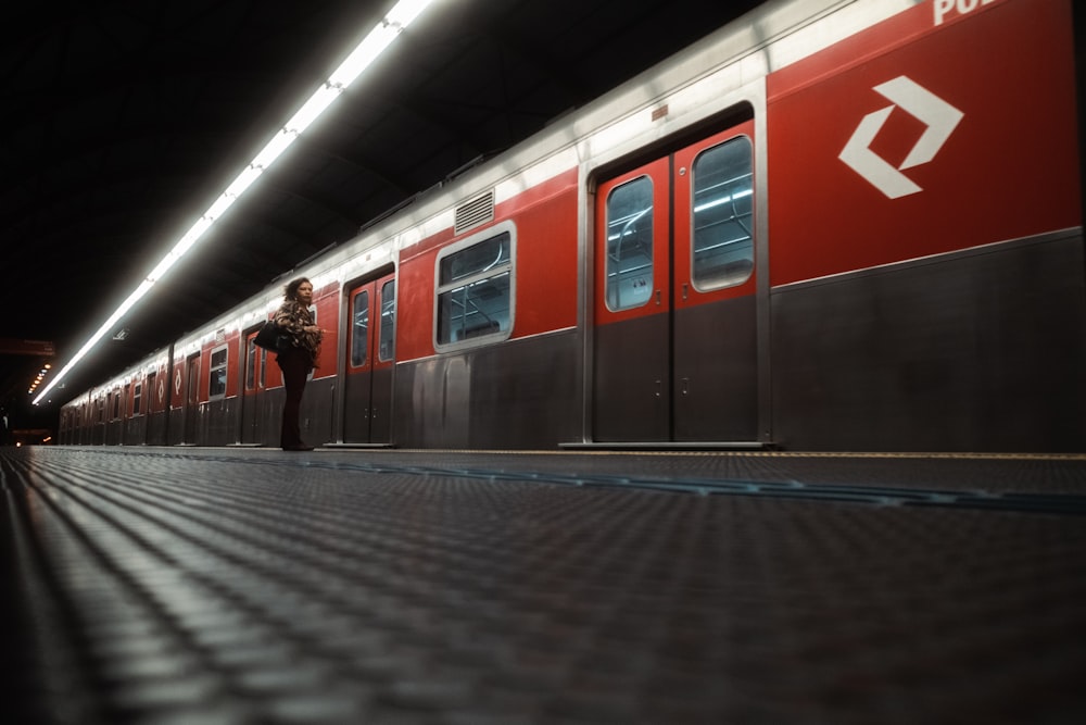 Ein rot-grauer Zug an einem Bahnhof