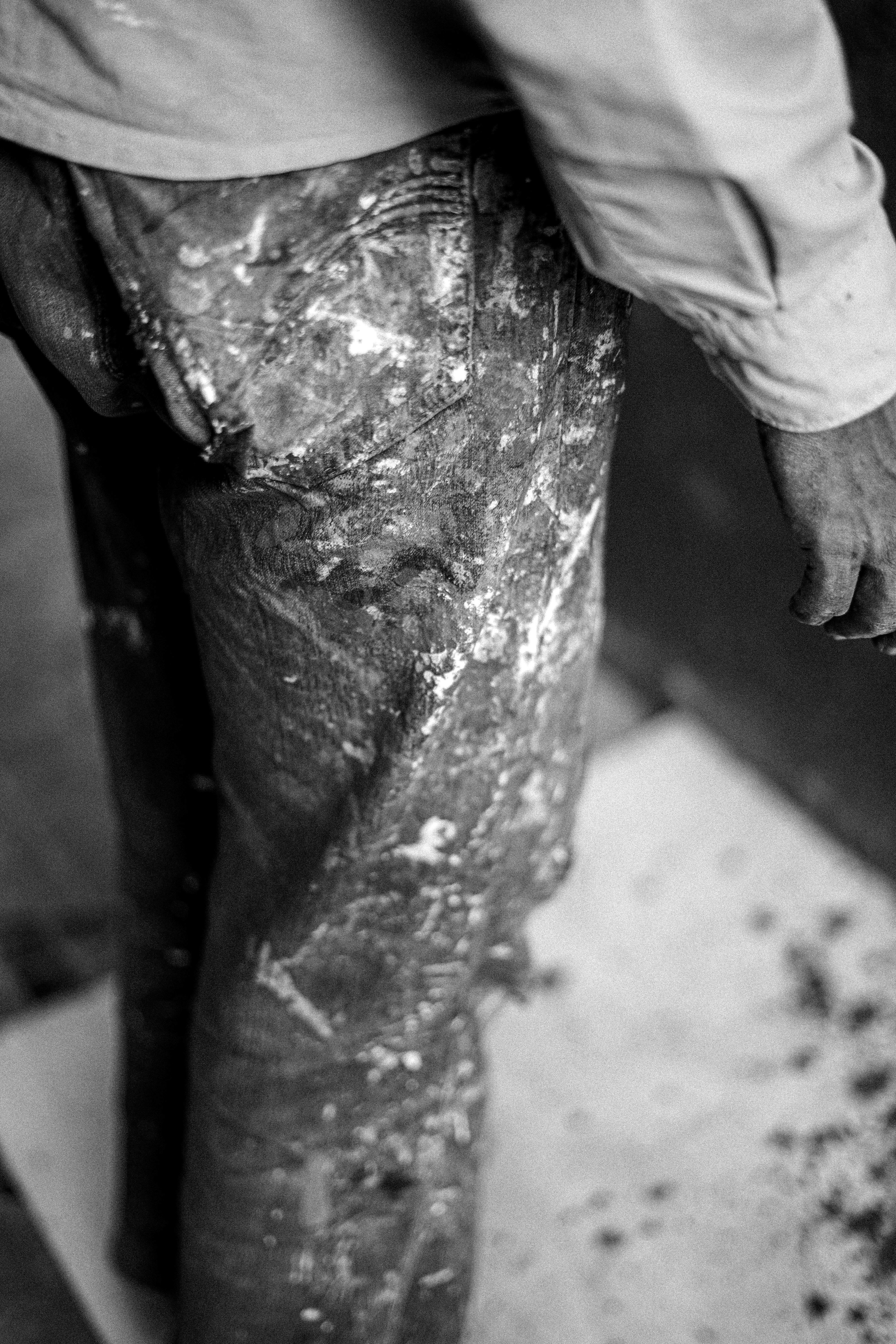 ein Schwarz-Weiß-Foto einer Person, die auf einem Stück Holz steht