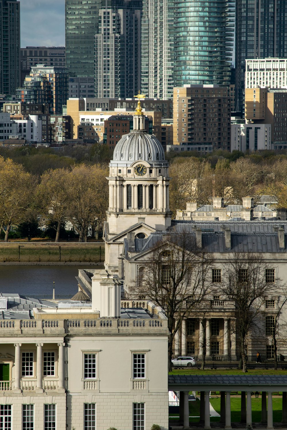 Un gran edificio blanco con una torre del reloj