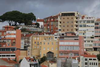 a bunch of buildings that are next to each other