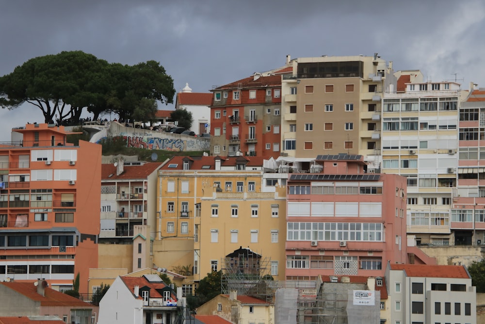 a bunch of buildings that are next to each other