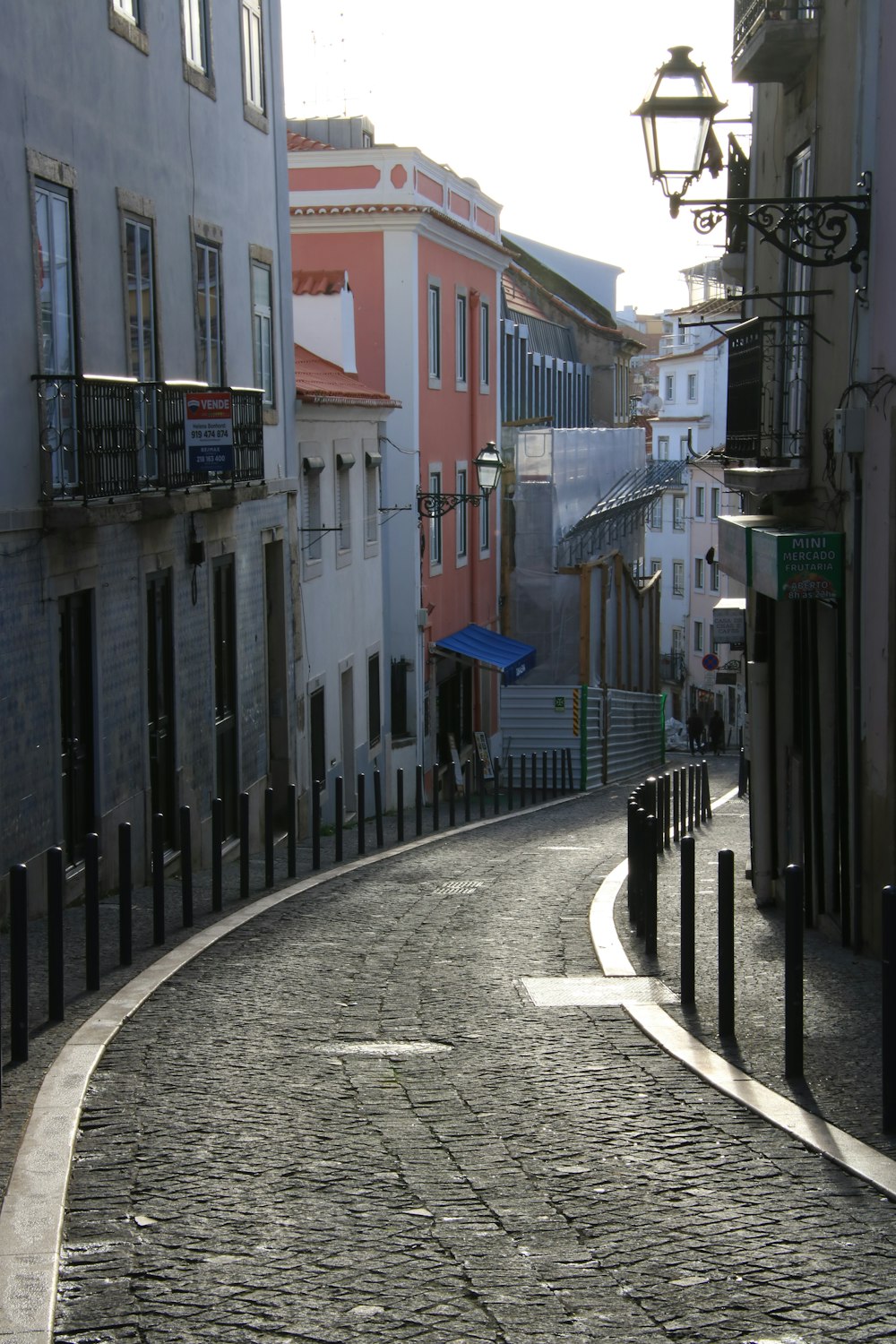 Una calle empedrada en una ciudad europea